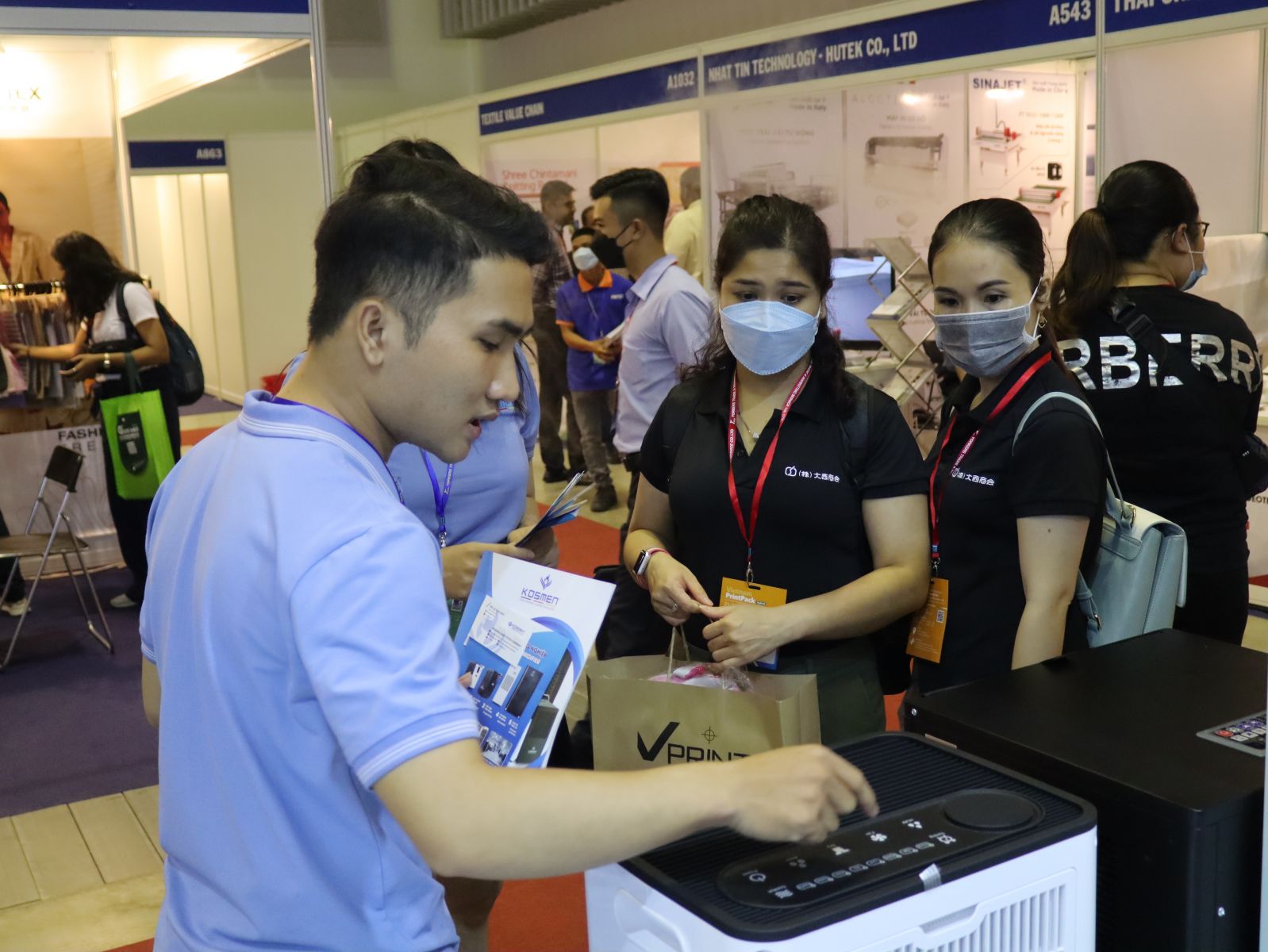 Kh&aacute;ch h&agrave;ng nhận được sự tư vấn tận t&acirc;m từ Kosmen.