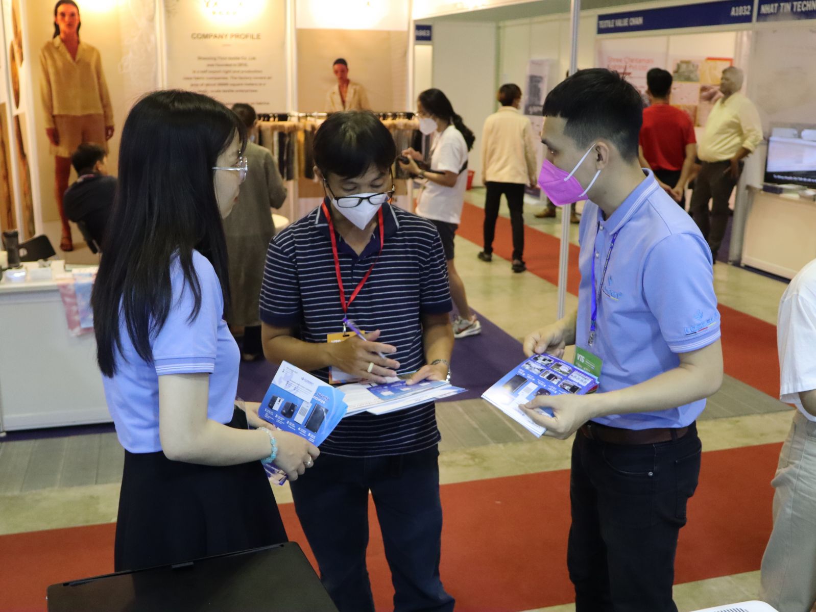 Nh&acirc;n vi&ecirc;n Kosmen giải đ&aacute;p thắc mắc của kh&aacute;ch h&agrave;ng.