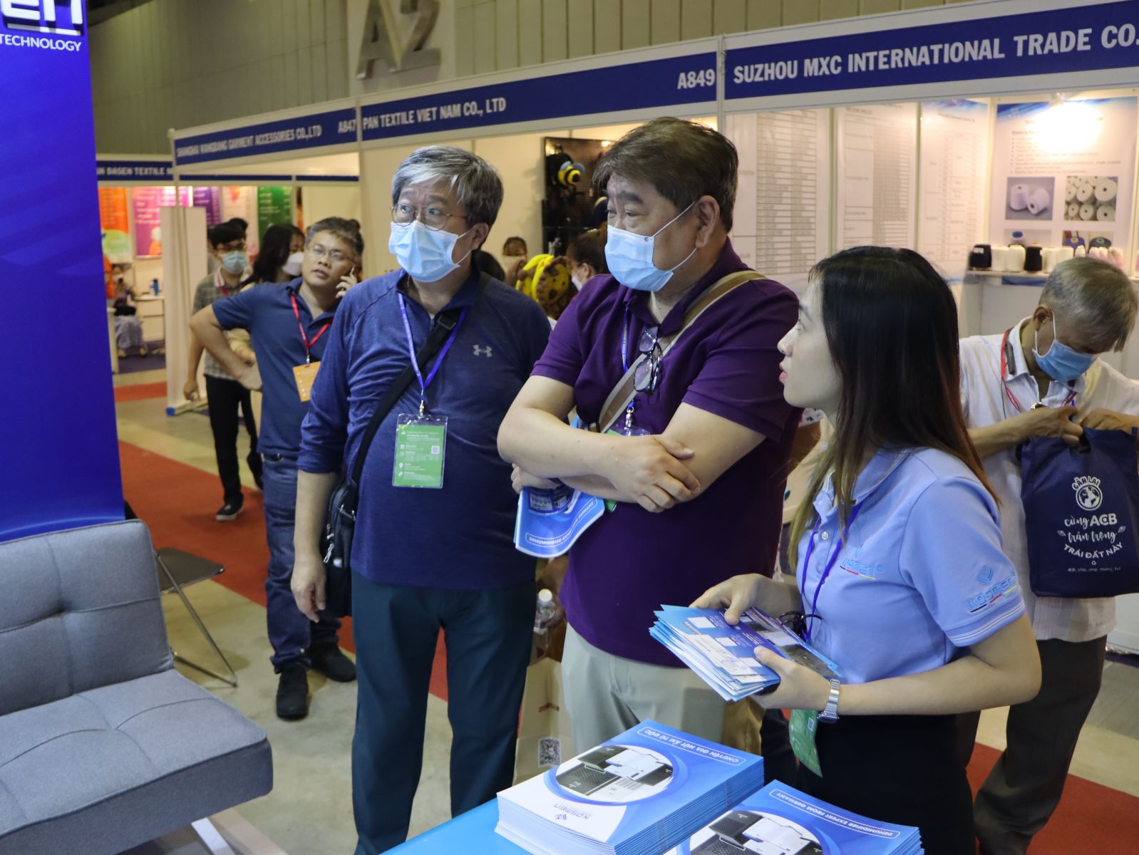 Kh&aacute;ch tham quan gian h&agrave;ng triển l&atilde;m của Kosmen.