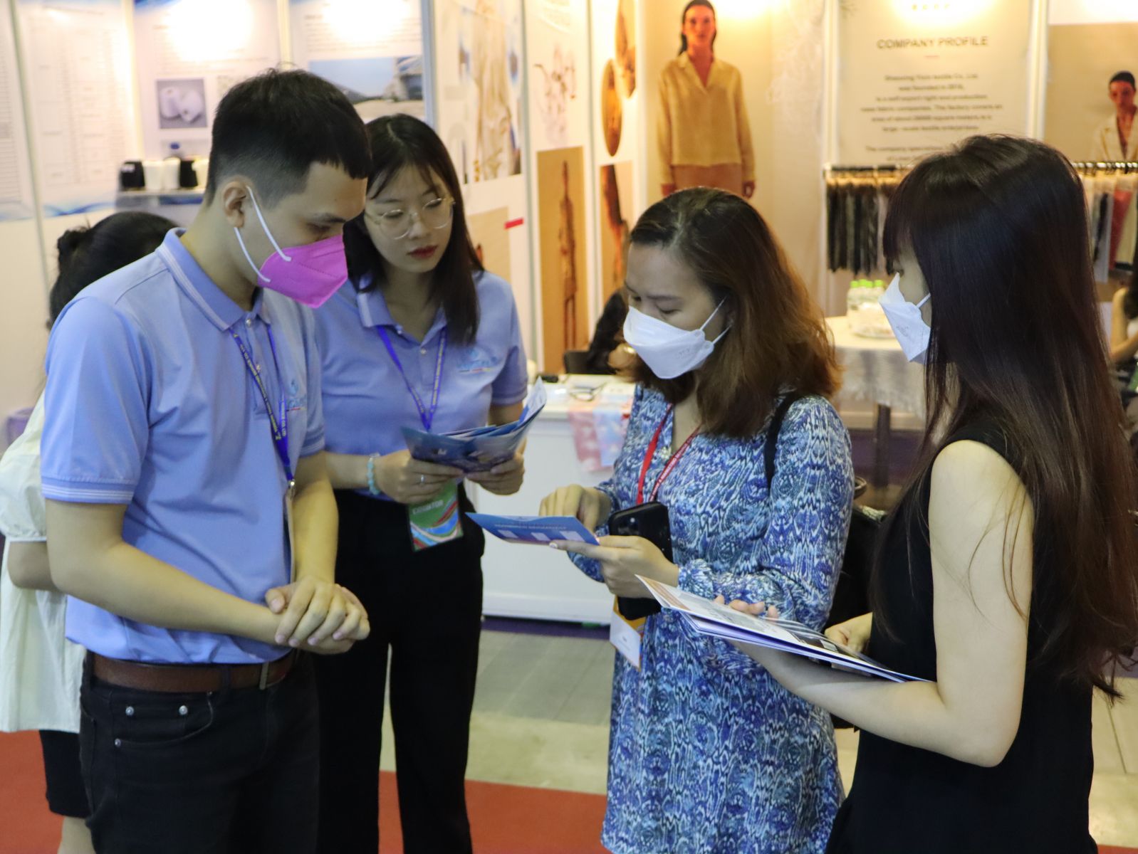 Nh&acirc;n vi&ecirc;n Kosmen giải đ&aacute;p thắc mắc của kh&aacute;ch tham quan triển l&atilde;m.