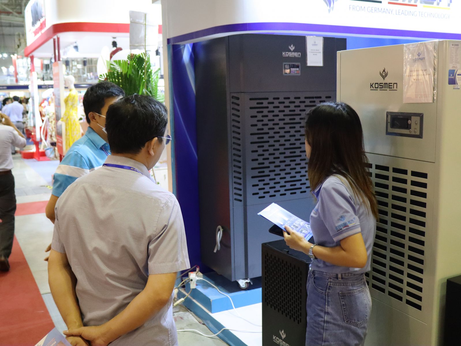 Kh&aacute;ch tham quan nhận được sự hỗ trợ tận t&igrave;nh từ Kosmen.