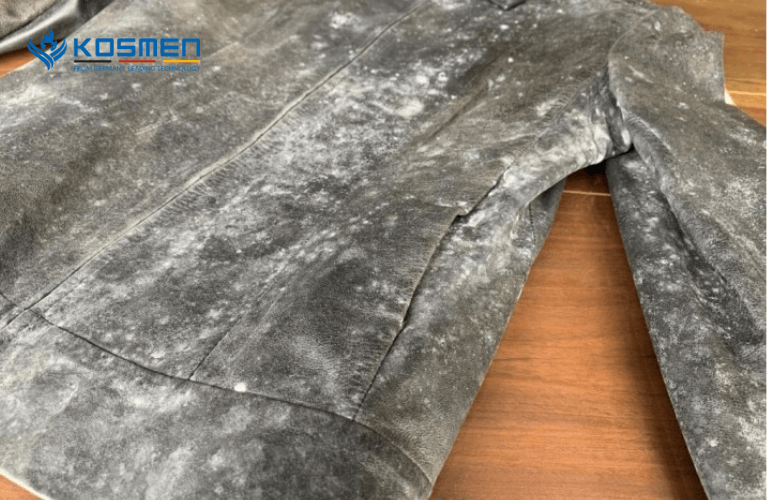 Áo bị ẩm mốc do bảo quản không đúng cách