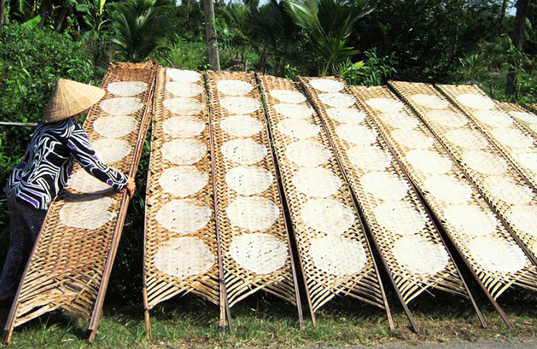 Phơi b&aacute;nh tr&aacute;ng thủ c&ocirc;ng chỉ c&oacute; thể &aacute;p dụng trong những ng&agrave;y thời tiết đẹp, c&oacute; nắng