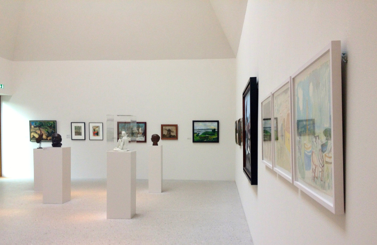 Bảo t&agrave;ng thường trưng b&agrave;y nhiều hiện vật dễ bị độ ẩm x&acirc;m nhập như tranh ảnh, đồ gỗ, s&aacute;ch b&aacute;o,..