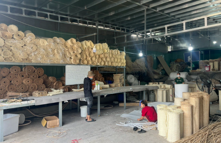 Kho xưởng chế t&aacute;c sản phẩm m&acirc;y tre đan cần giữ mức ẩm an to&agrave;n để hạn chế t&aacute;c động của độ ẩm