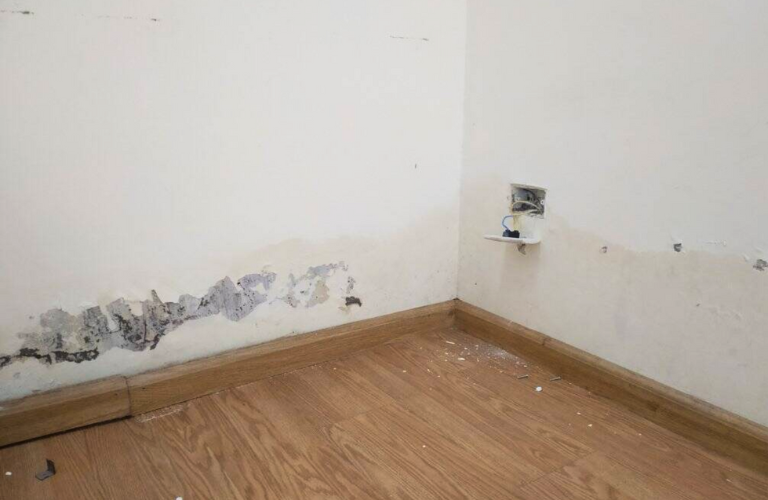 Độ ẩm l&agrave;m ch&acirc;n tường bị bong tr&oacute;c lớp sơn bảo vệ 