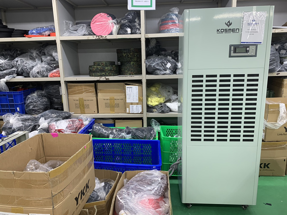 Chọn thiết bị c&oacute; c&ocirc;ng suất h&uacute;t ẩm ph&ugrave; hợp với diện t&iacute;ch kho để đảm bảo hiệu quả xử l&yacute; ẩm 