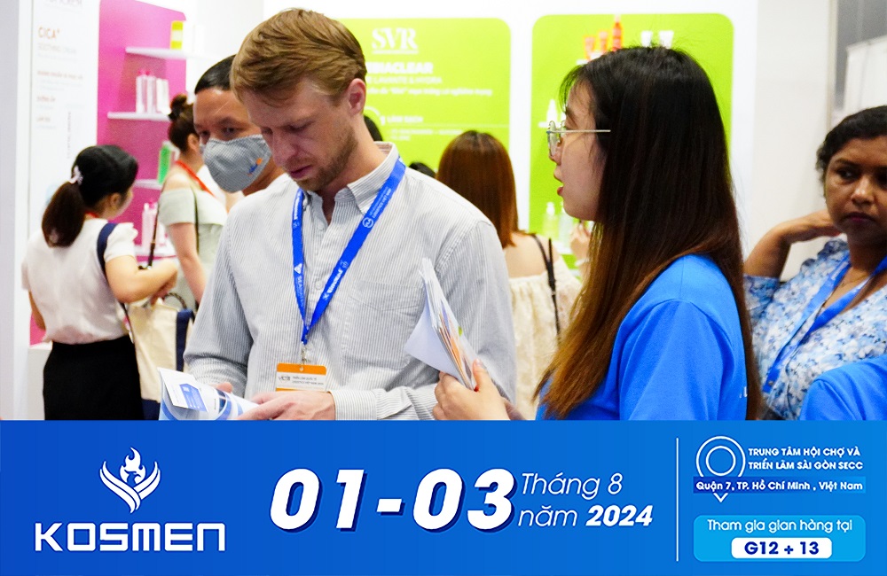 Kosmen giới thiệu sản phẩm với kh&aacute;ch tham quan.