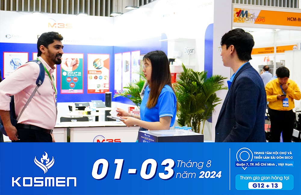 Kh&aacute;ch h&agrave;ng được tư vấn chuy&ecirc;n s&acirc;u về sản phẩm.