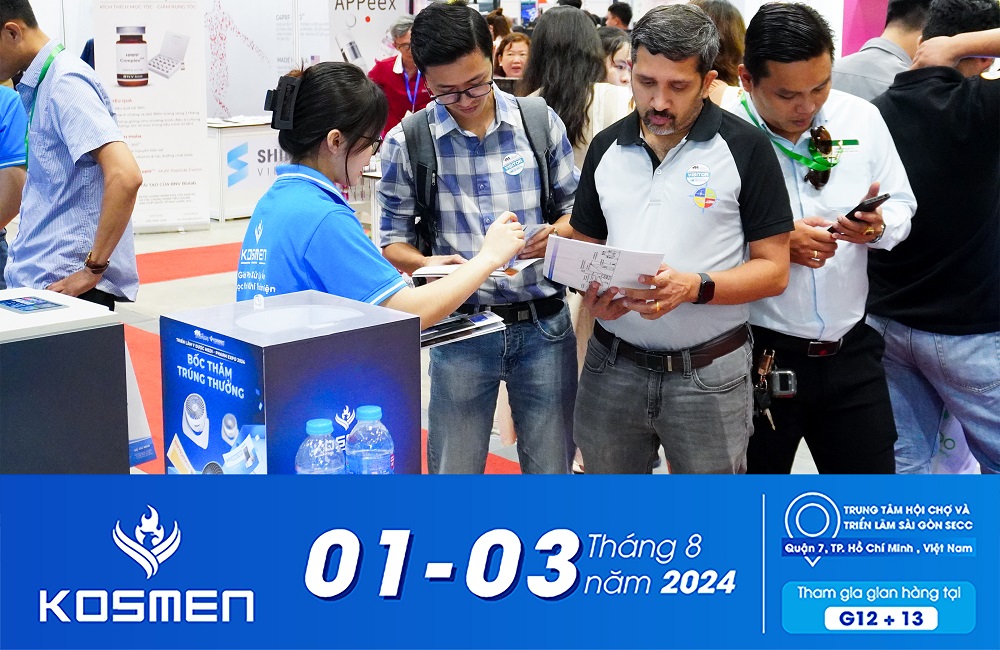 Kh&aacute;ch h&agrave;ng trải nghiệm sản phẩm của Kosmen.