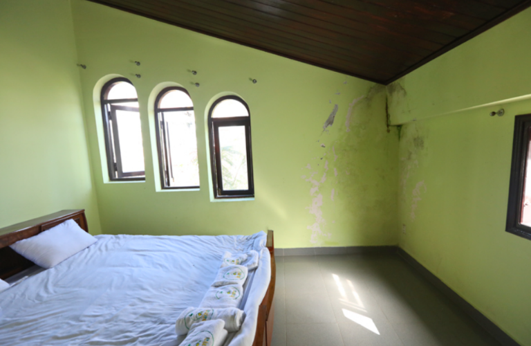 Độ ẩm cao làm mốc tường phòng khách sạn, homestay