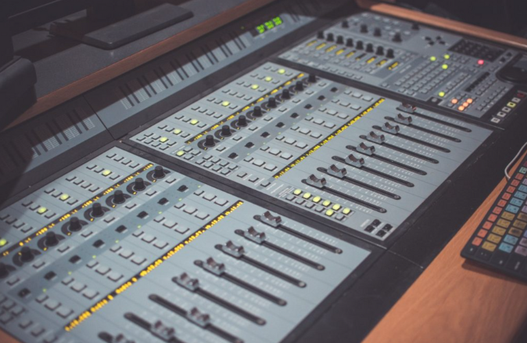 Độ ẩm cao c&oacute; thể g&acirc;y nguy hiểm tới độ bền của c&aacute;c loại nhạc cụ điện tử