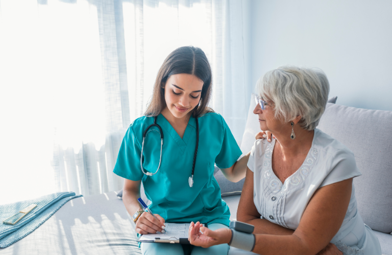 Theo dõi sức khỏe người cao tuổi bằng cách đo huyết áp thường xuyên