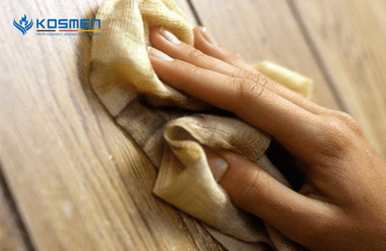 Dùng khăn ướt lau vết ẩm mốc trên tủ đồ
