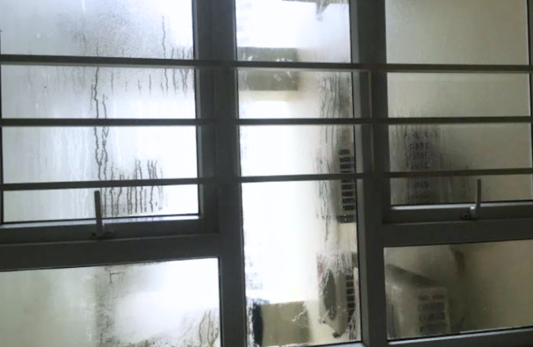 Hiện tượng ngưng đọng hơi nước tr&ecirc;n cửa kinh do nồm ẩm