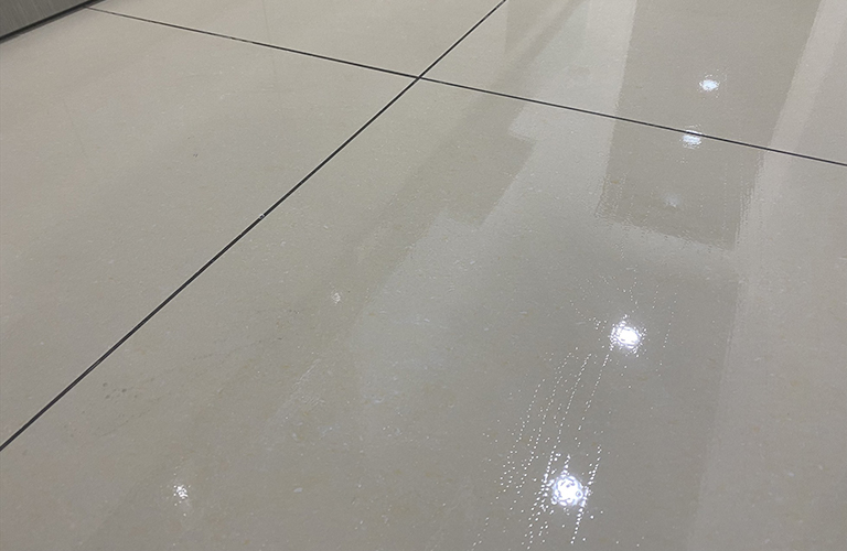 Sàn nhà đổ mồ hôi liên tục khi nồm đến ở tỉnh Hải Dương