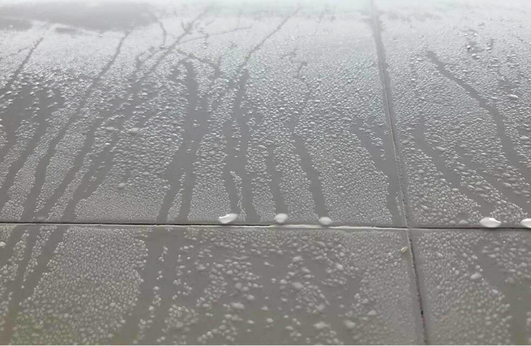 Nền nh&agrave; xuất hiện t&igrave;nh trạng ngưng đọng hơi nước v&agrave;o m&ugrave;a nồm ở Lạng Sơn