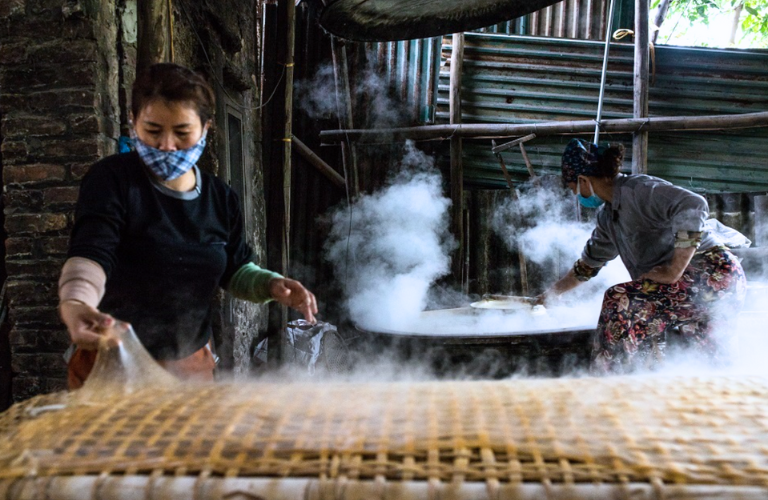 V&igrave; sử dụng phương thức hấp c&aacute;ch thủy n&ecirc;n qu&aacute; tr&igrave;nh tr&aacute;ng miến thường ph&aacute;t sinh ra một lượng hơi ẩm rất lớn