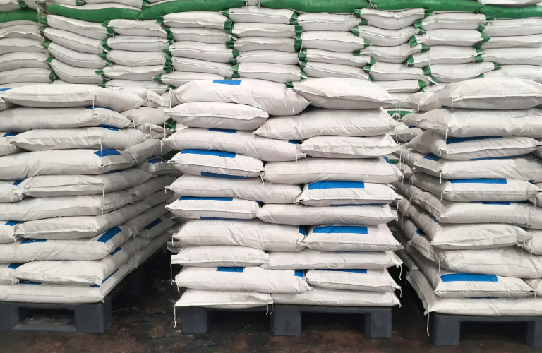 N&ecirc;n k&ecirc; sản phẩm l&ecirc;n tấm pallet để tr&aacute;nh sự x&acirc;m nhập của độ ẩm 