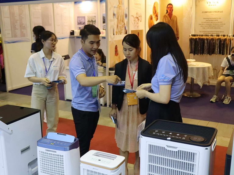 Kh&aacute;ch h&agrave;ng nhận được sự tư vấn nhiệt t&igrave;nh từ đội ngũ nh&acirc;n vi&ecirc;n Kosmen