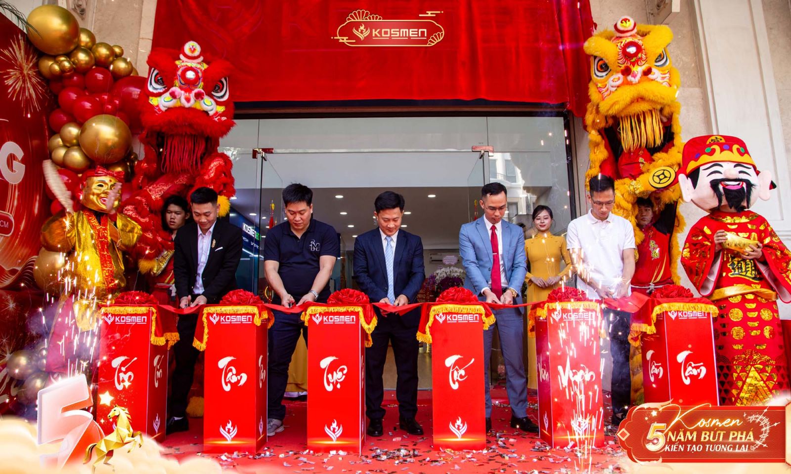 Ban Giám đốc cùng Quý đại biểu cắt băng khánh thành