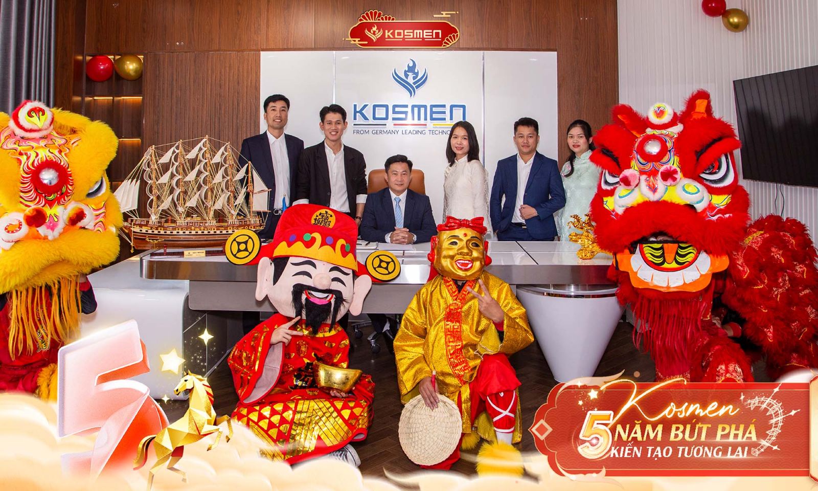 Đoàn lân sư rồng cùng với Ban quản lý công ty