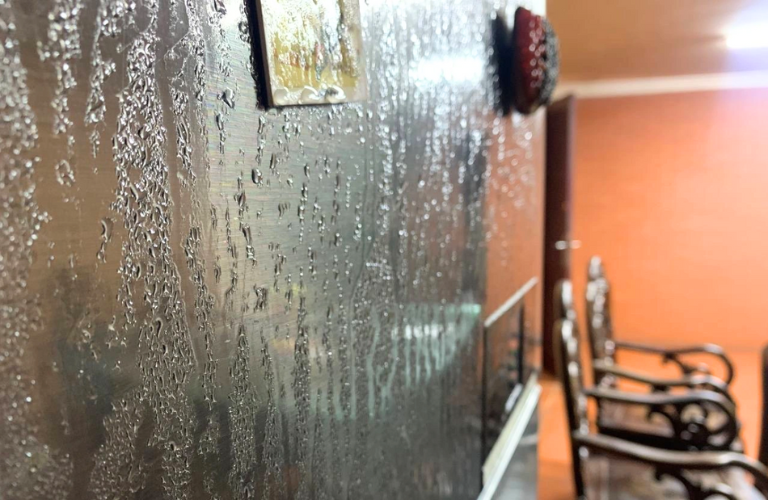 Nồm ẩm g&acirc;y ra hiện tượng ngưng đọng hơi nước tr&ecirc;n bề mặt cửa k&iacute;nh