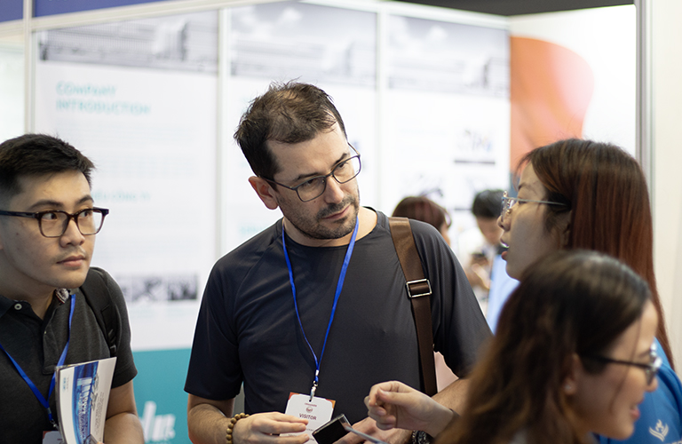 Nh&acirc;n vi&ecirc;n Kosmen tư vấn cho kh&aacute;ch tham quan nước ngo&agrave;i về m&aacute;y h&uacute;t ẩm 