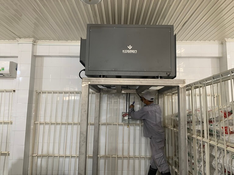 Lắp đặt máy hút ẩm công nghiệp treo trần bảo quản thức ăn chăn nuôi