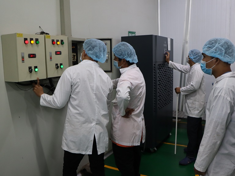 Lăp đặt m&aacute;y h&uacute;t ẩm Kosmen KM-480S tại ph&acirc;n xưởng c&ocirc;ng ty sản xuất chế biến hạt điều