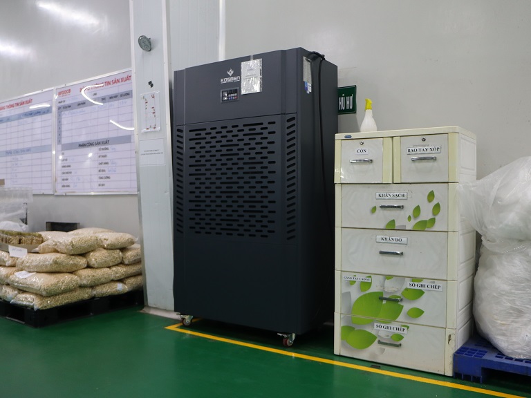 Lăp đặt m&aacute;y h&uacute;t ẩm Kosmen KM-480S tại ph&acirc;n xưởng c&ocirc;ng ty sản xuất chế biến hạt điều