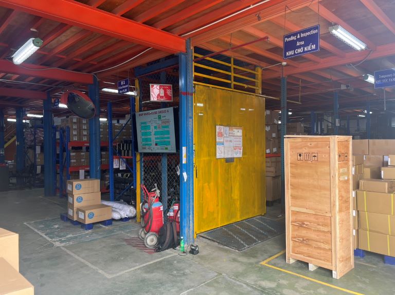 Lắp đặt máy hút ẩm để hút ẩm balo, túi xách tại Công ty TNHH Long Vĩ Việt Nam