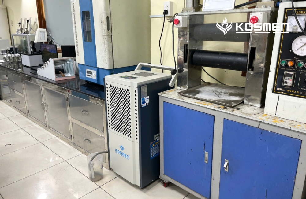 Lắp đặt m&aacute;y h&uacute;t ẩm Kosmen KM-150S để kiểm so&aacute;t ẩm ph&ograve;ng th&iacute; nghiệm