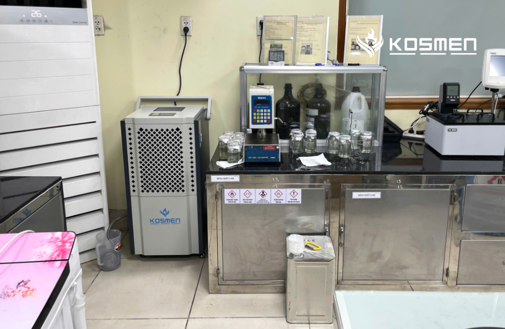 Lắp đặt m&aacute;y h&uacute;t ẩm Kosmen KM-150S để kiểm so&aacute;t ẩm ph&ograve;ng th&iacute; nghiệm