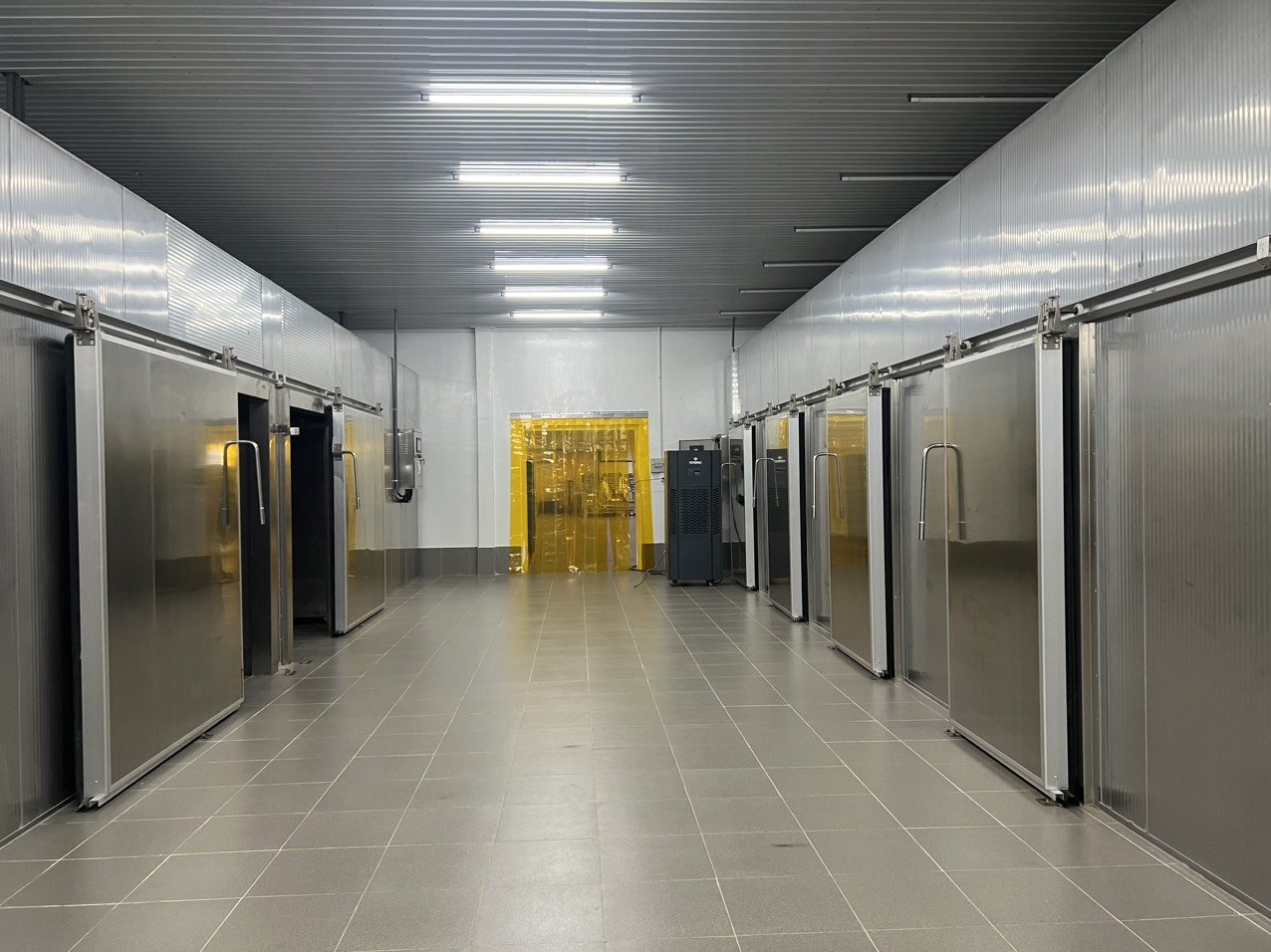 M&aacute;y h&uacute;t ẩm Kosmen KM-250S th&iacute;ch hợp sử dụng trong kho xưởng c&oacute; diện t&iacute;ch lớn