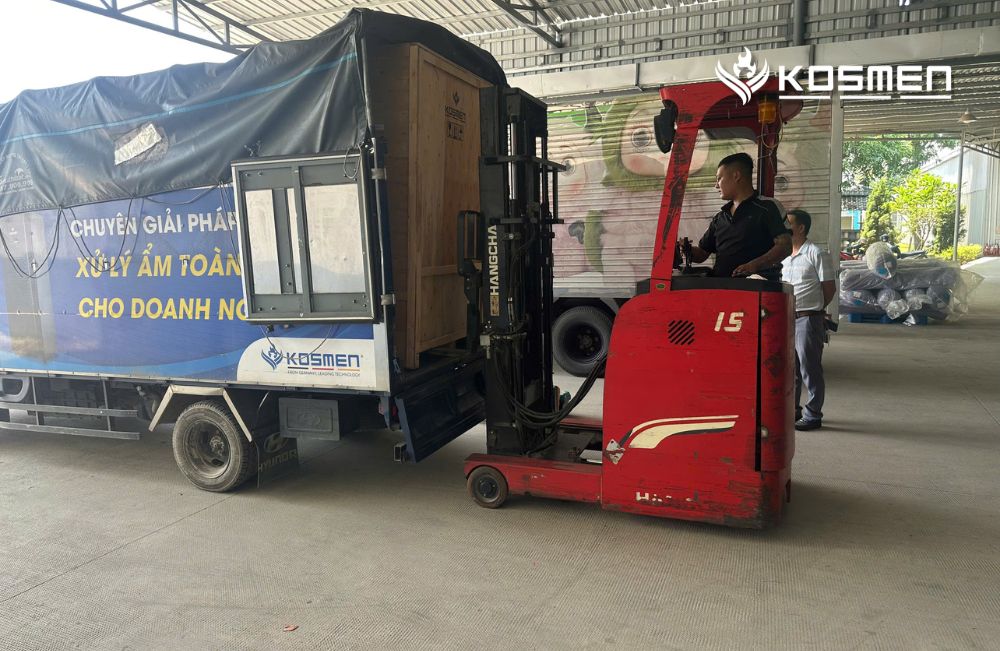 Giao h&agrave;ng m&aacute;y h&uacute;t ẩm c&ocirc;ng nghiệp Kosmen KM-480S tại INNOFLOW VINA