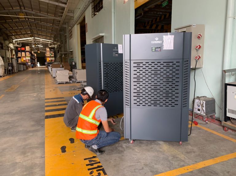 Lắp đặt máy hút ẩm công nghiệp Kosmen trong kho xưởng sản xuất gỗ