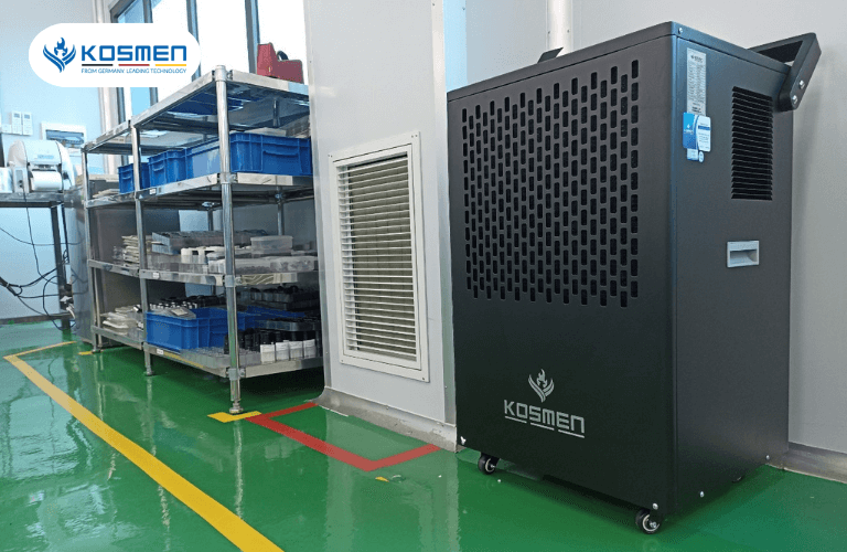 Lắp đặt m&aacute;y h&uacute;t ẩm Kosmen KM-150S để bảo quản ống k&iacute;nh m&aacute;y ảnh tại C&ocirc;ng ty cơ kh&iacute; Ph&uacute;c Anh