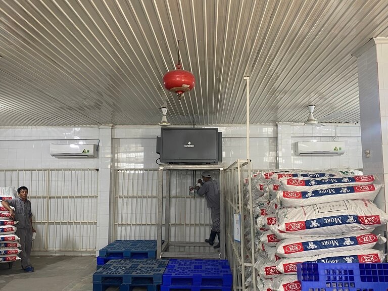 Ứng dụng m&aacute;y h&uacute;t ẩm treo trần trong bảo quản thức ăn chăn nu&ocirc;i