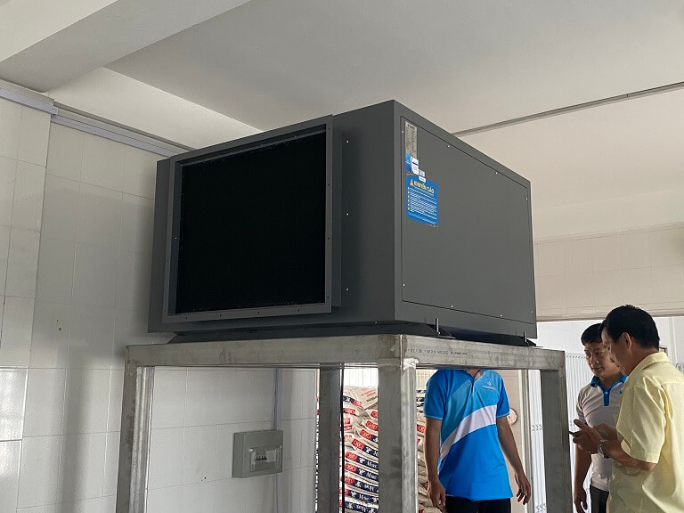 Lắp đặt máy hút ẩm công nghiệp treo trần bảo quản thức ăn chăn nuôi