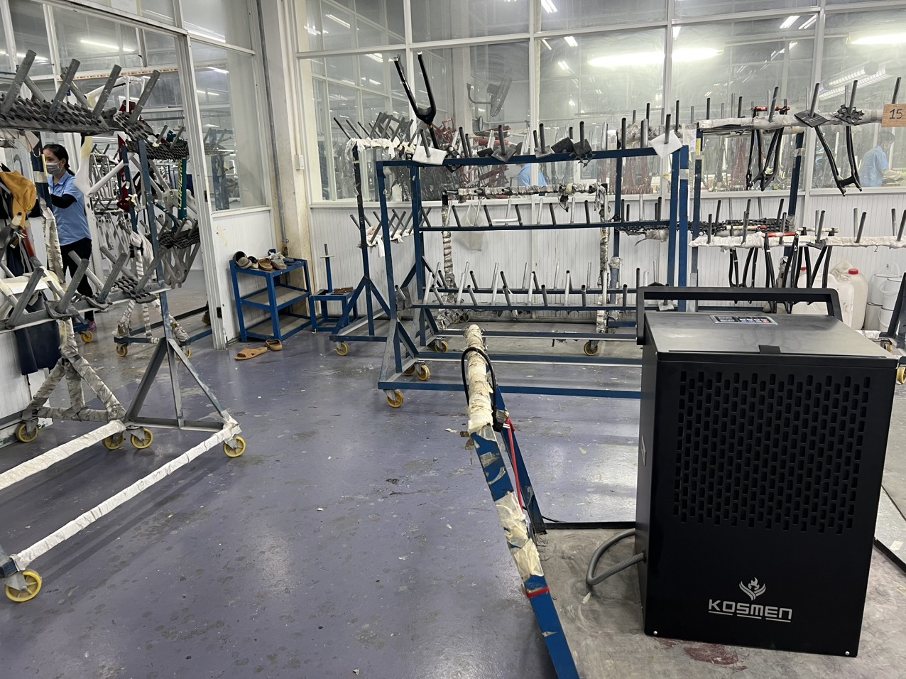M&aacute;y h&uacute;t ẩm Kosmen được ứng dụng trong buồng phun sơn sản xuất xe đạp
