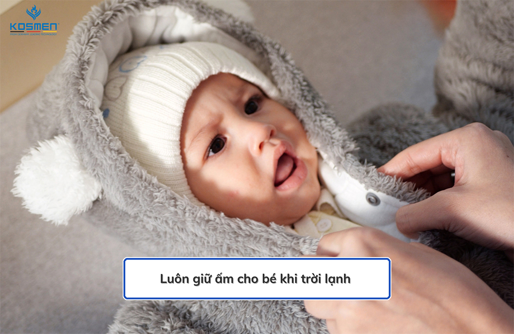 Cho trẻ mặc nhiều quần áo thay vì một lớp dày khi trời lạnh