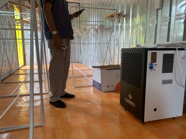 M&aacute;y h&uacute;t ẩm Kosmen KM-90S trang bị hệ thống điều khiển th&ocirc;ng minh gi&uacute;p người d&ugrave;ng dễ d&agrave;ng thao t&aacute;c v&agrave; c&agrave;i đặt