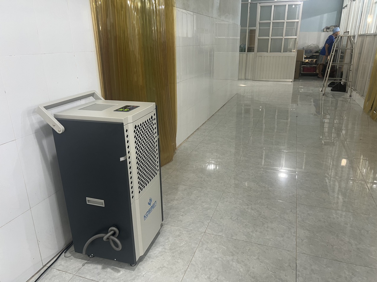 M&aacute;y h&uacute;t ẩm Kosmen KM - 150S được sử dụng phổ biến trong c&aacute;c nh&agrave; xưởng 