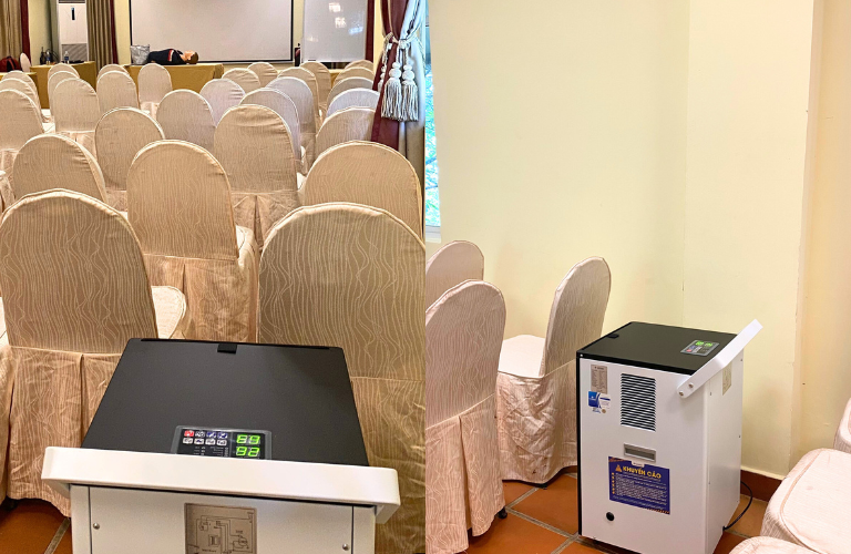 M&aacute;y h&uacute;t ẩm Kosmen được ứng dụng trong ph&ograve;ng hội nghị để ngăn ngừa t&aacute;c động của độ ẩm