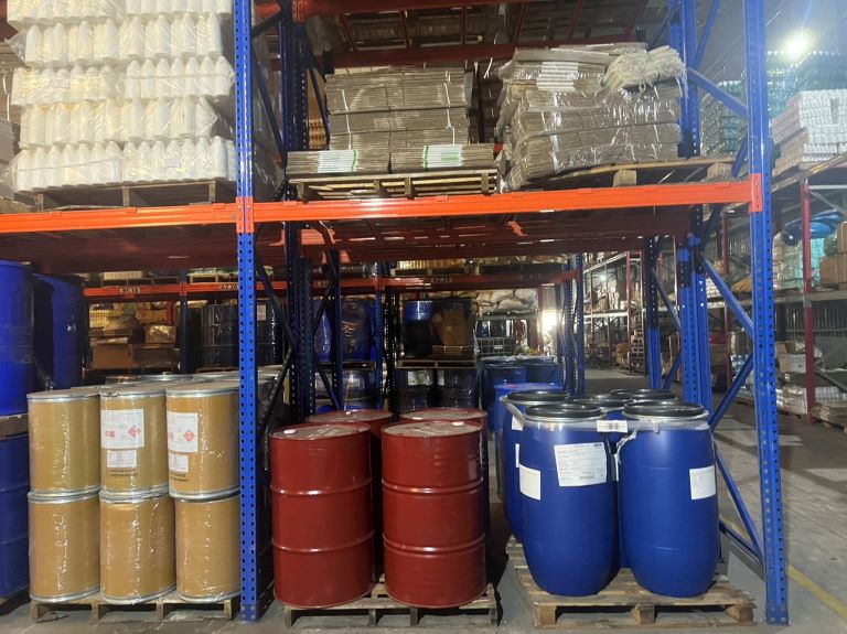 M&aacute;y h&uacute;t ẩm được sử dụng để bảo quản h&agrave;ng h&oacute;a trong kho xưởng