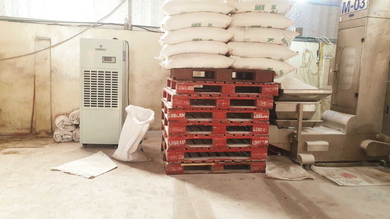 Máy hút ẩm giúp kho bảo quản đường khô thoáng, ngăn chặn nấm mốc và độ ẩm cao