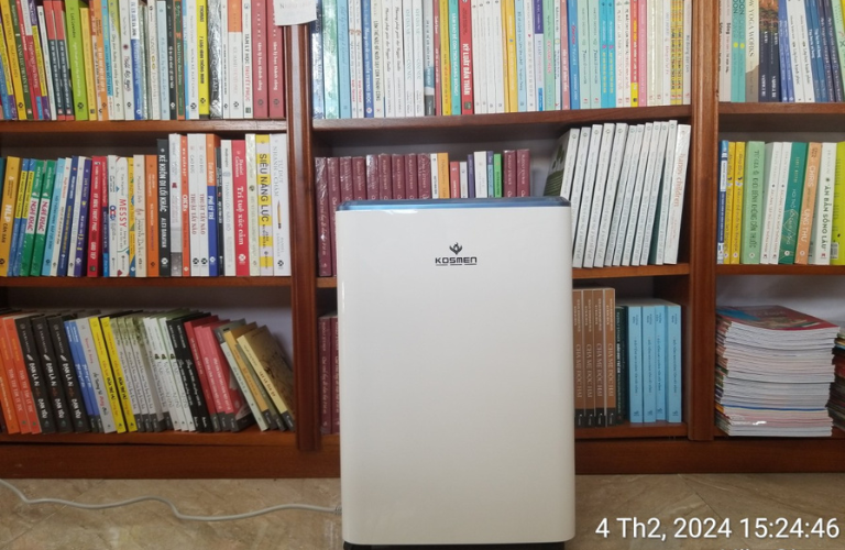 M&aacute;y h&uacute;t ẩm Kosmen KM-12N xử l&yacute; ẩm s&aacute;ch b&aacute;o trong nh&agrave; s&aacute;ch, thư viện