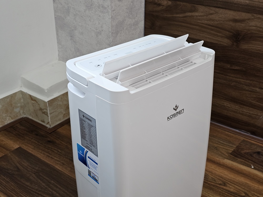 M&aacute;y h&uacute;t ẩm Kosmen KM-12W t&iacute;ch hợp nhiều chức năng như lọc kh&ocirc;ng kh&iacute; v&agrave; sấy kh&ocirc; quần &aacute;o