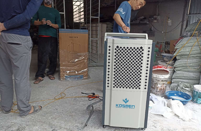 M&aacute;y h&uacute;t ẩm kh&ocirc;ng kh&iacute; Kosmen KM - 150S bảo quản m&acirc;y tre đan